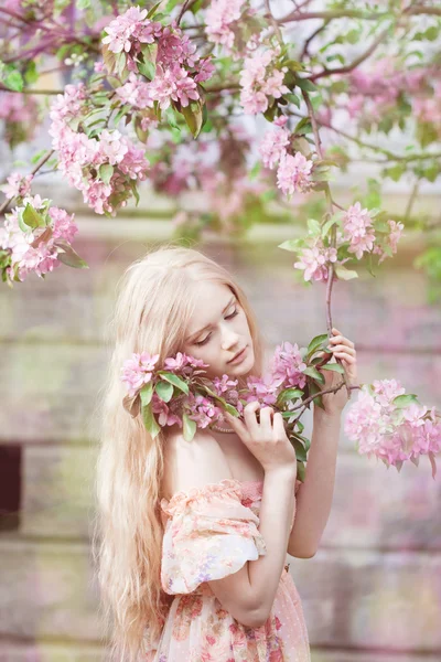 Vacker kvinna och blommande träd — Stockfoto