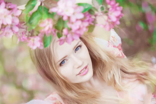 Krásná žena a kvetoucí strom — Stock fotografie