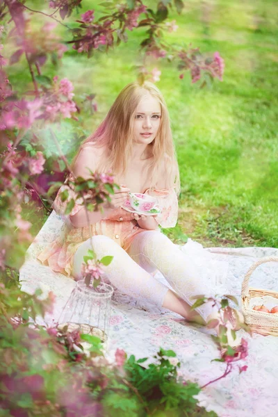 Krásná žena s Kvetoucí strom — Stock fotografie