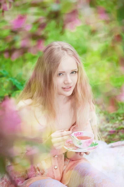 꽃 나무와 아름 다운 여자 — 스톡 사진