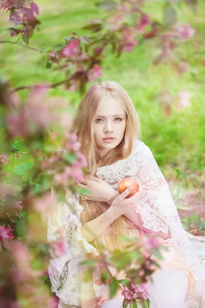 Krásná žena a kvetoucí strom — Stock fotografie