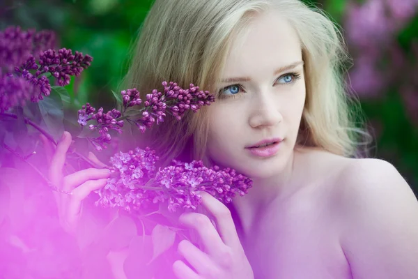 Mujer con flores lila . —  Fotos de Stock