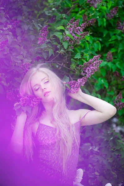 Donna con fiori lilla . — Foto Stock