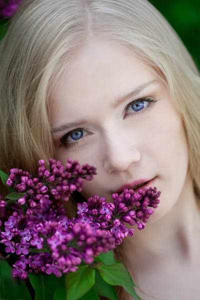 Femme aux fleurs lilas . — Photo