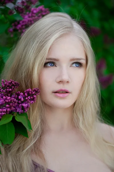 Mujer con flores lila . — Foto de Stock