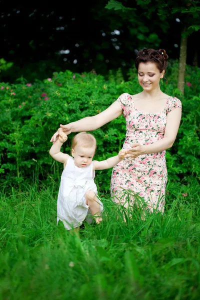 Baby med mamma i park — Stockfoto