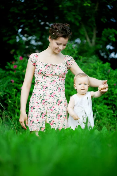Dítě s matkou v parku — Stock fotografie