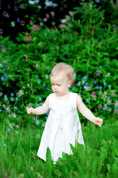 Baby in park — Stockfoto