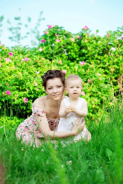 Bebê com mãe no parque — Fotografia de Stock
