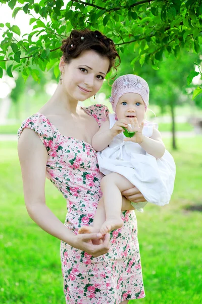 Дитина з матір'ю в парку — стокове фото
