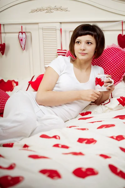 Vrouw in bed met hart — Stockfoto