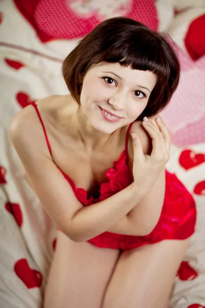 Mulher na cama com corações — Fotografia de Stock