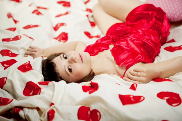 Kobieta w łóżku z serca — Zdjęcie stockowe