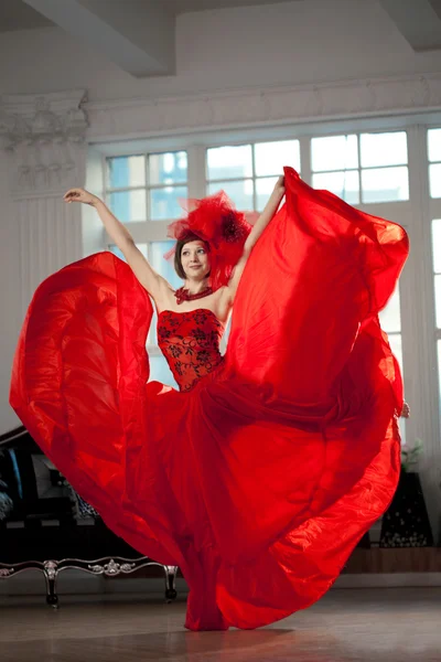Γυναίκα με κόκκινο χρώμα — Φωτογραφία Αρχείου
