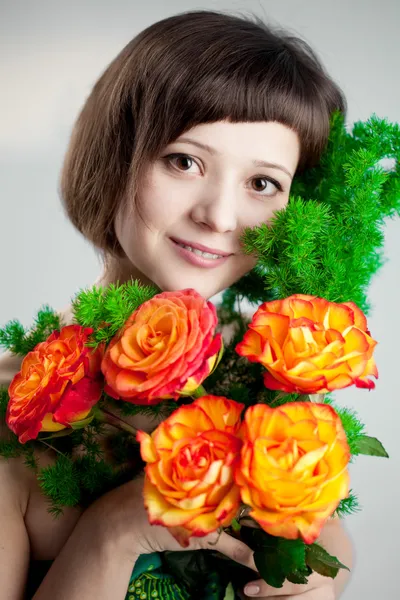 Vrouw met bloemen — Stockfoto