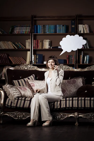 Mujer en blanco de pensamiento y habla, burbuja parlante —  Fotos de Stock