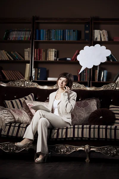 Mujer en blanco de pensamiento y habla, burbuja parlante —  Fotos de Stock
