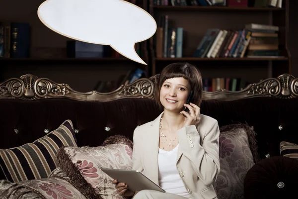 Mulher com branco de pensamento e fala, falando bolha — Fotografia de Stock