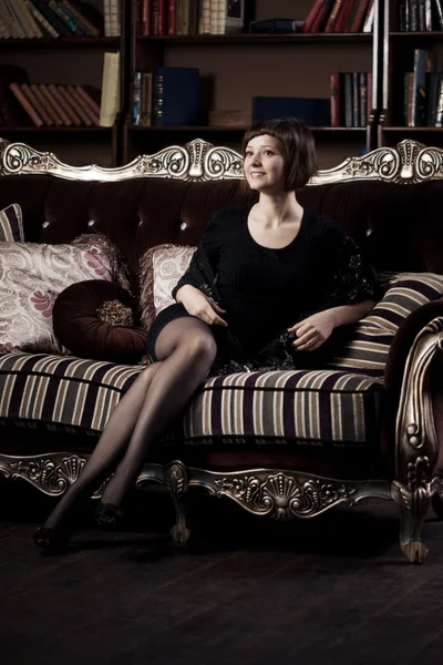 Bela mulher no sofá — Fotografia de Stock