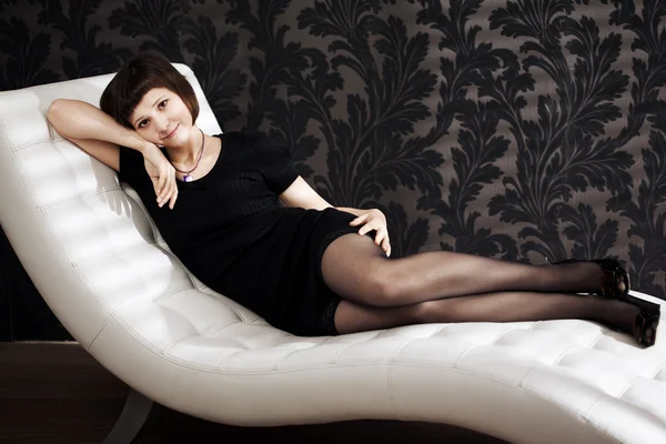 Bella donna sul divano — Foto Stock