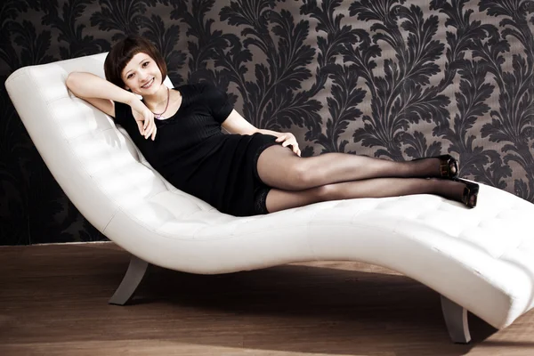 Güzel bir kadın kanepede — Stok fotoğraf