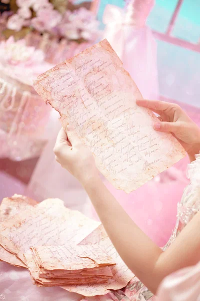 Παλιά γράμματα στα χέρια της γυναίκας. — Φωτογραφία Αρχείου