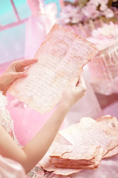 Παλιά γράμματα στα χέρια της γυναίκας. — Φωτογραφία Αρχείου