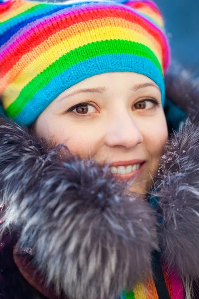 Mujer de invierno en sombrero de arco iris — Foto de Stock