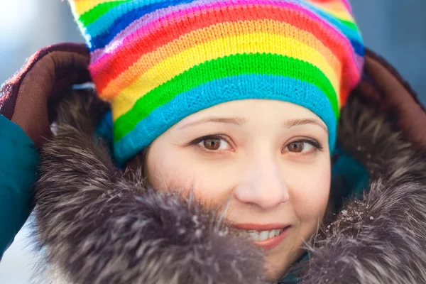 Зимняя женщина в радужной шляпе — стоковое фото
