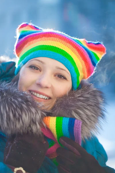 虹の帽子の冬女 — ストック写真