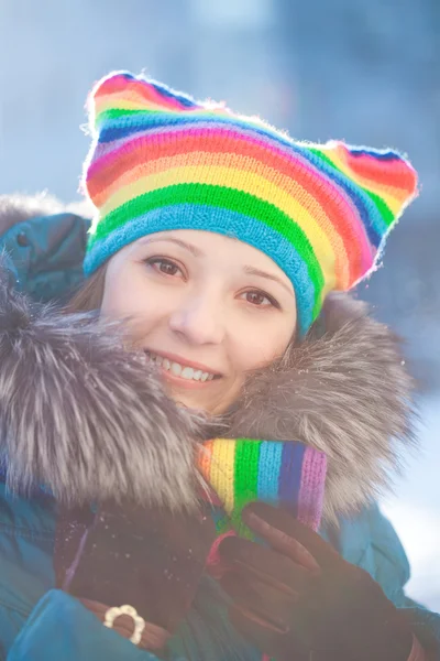 Vintern kvinna i rainbow hatt — Stockfoto