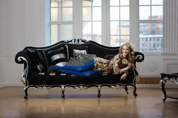 Mulher de beleza no sofá luxuoso — Fotografia de Stock