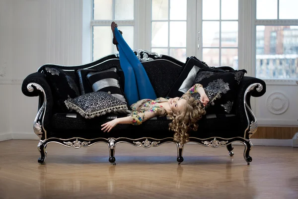 Mulher bonita no sofá luxuoso — Fotografia de Stock