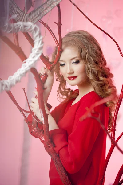Lyx ung kvinna i röd — Stockfoto