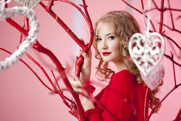 Luxe jonge vrouw in het rood — Stockfoto