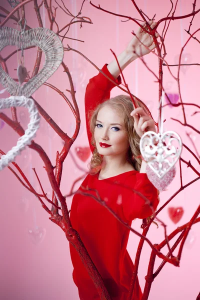 Luxo jovem mulher em vermelho — Fotografia de Stock