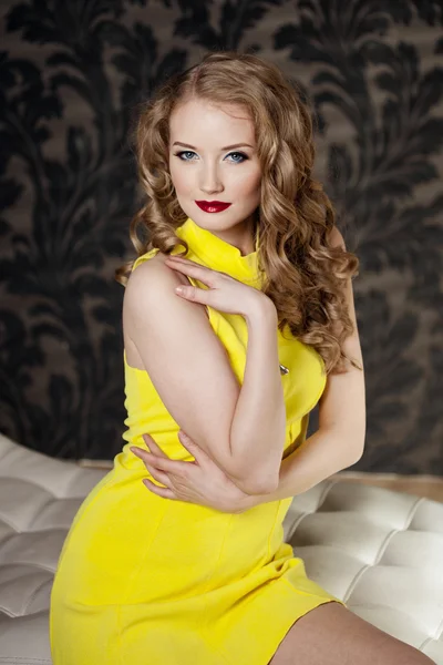 Luxusfrau im kurzen gelben Kleid — Stockfoto