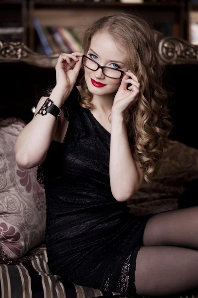 Elegante mujer de lujo en gafas —  Fotos de Stock