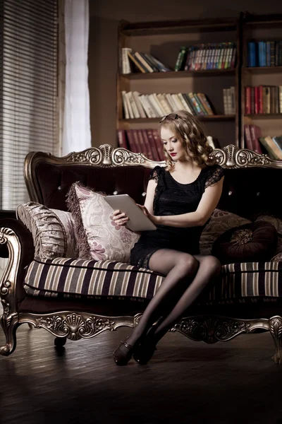 Geschäftsfrau mit Tablet-PC in der Hand — Stockfoto