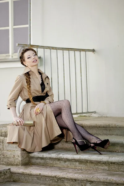 Vrouw in een retro stijl in de stad — Stockfoto