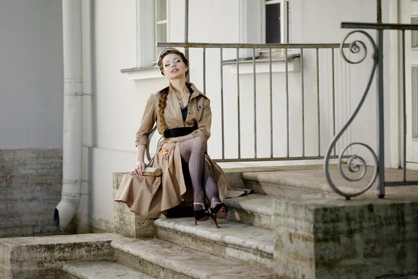 Vrouw in een retro stijl in de stad — Stockfoto