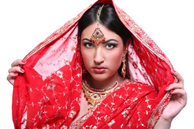 Hint kırmızı sari genç kadın