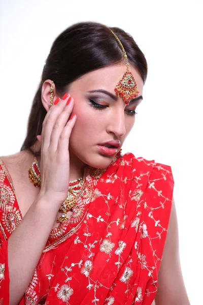 Jeune femme en sari rouge indien — Photo