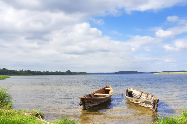 Två båtar på sjöarna i braslav — Stockfoto