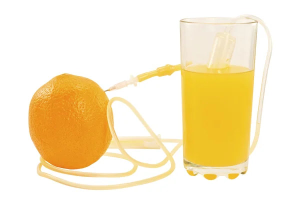 注射器、オレンジからジュースを吸う — ストック写真