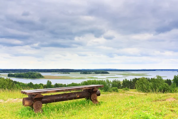 Lavička na pozadí v Braslavská jezera — Stock fotografie