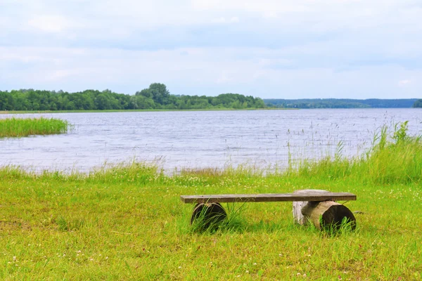 Braslav 在湖旁的长凳上 — 图库照片