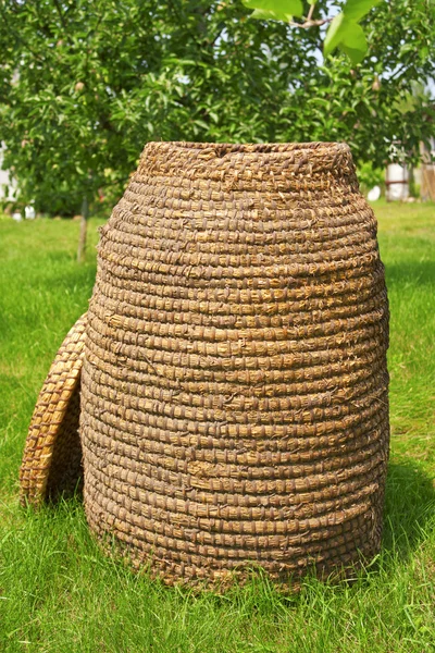 Wiklinowy koszyk ze słomy — Zdjęcie stockowe