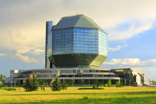 Bâtiment de la Bibliothèque nationale à Minsk — Photo