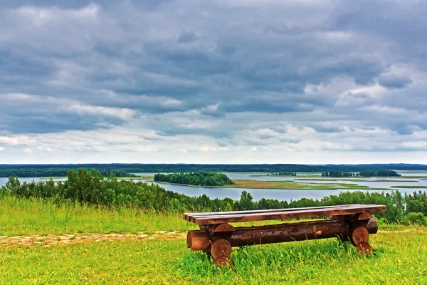 张木凳上岸边的湖 braslav — 图库照片